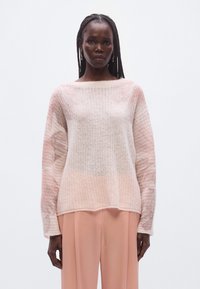 Leichter, transparenter Strickpullover in einem sanften Pink-Weiß-Verlauf, mit weitem Bootsausschnitt und langen Ärmeln, in entspannter Passform.