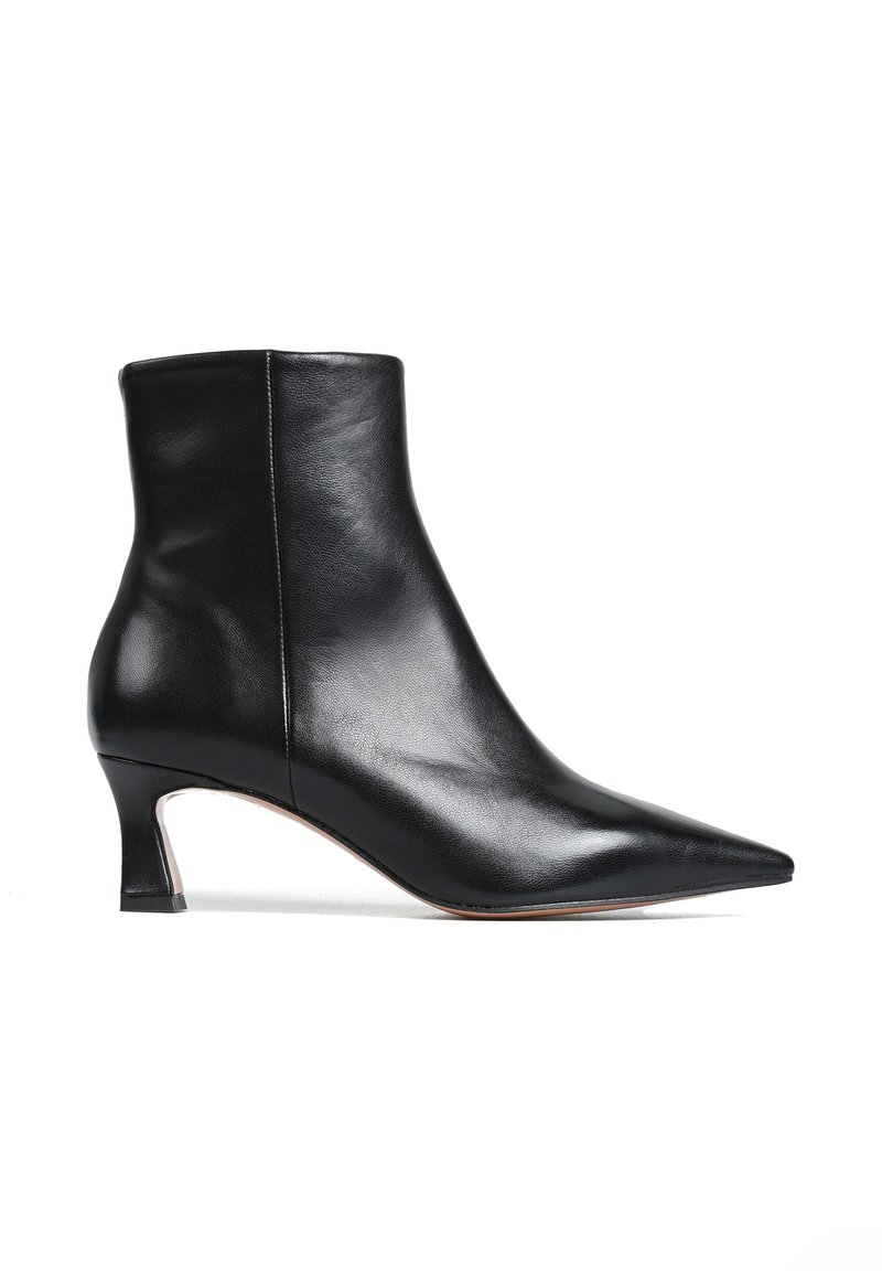 Czarny skórzany botek na kostkę z spiczastym noskiem i krótkim, zakrzywionym obcasem. Gładka tekstura i minimalistyczny design.