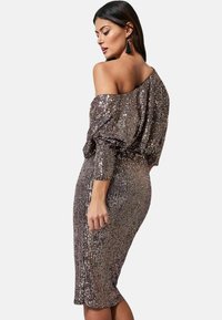Goddiva GODDIVA SEQUIN COWL NECK MIDI DRESS różowozłoty