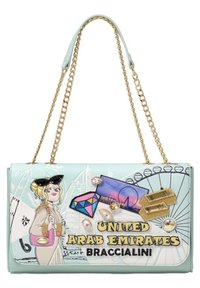 Una borsa in pelle verde menta con una tracolla in catena dorata, caratterizzata da grafiche giocose, gemme e il testo "Emirati Arabi Uniti" e "Braccialini."