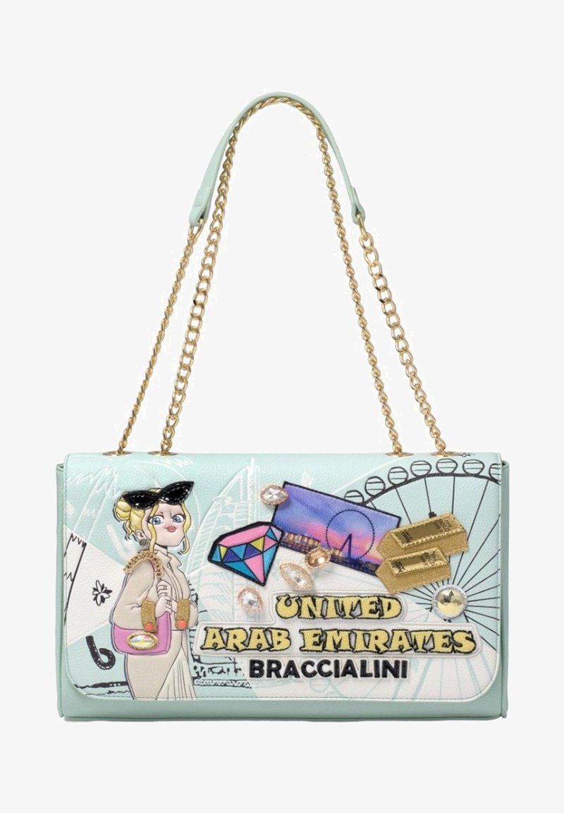 Eine mintgrüne Lederhandtasche mit einem goldenen Kettentragegurt, die verspielte Grafiken, Edelsteine und den Text "Vereinigte Arabische Emirate" sowie "Braccialini" zeigt.