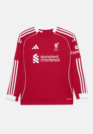 Rotes langärmliges Fußballtrikot mit weißen Streifen, Rundhals, Liverpool FC-Logo und Sponsorlogos auf der Vorder- und Ärmelseite.