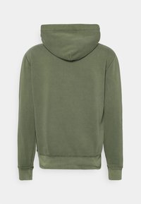 Felpa verde oliva realizzata in tessuto morbido. Presenta una tasca a marsupio, un cappuccio con coulisse e polsini a coste, con una vestibilità comoda.