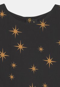 Svart klänning i tyg med ett stjärnmönster i gyllene gult, rund halsringning och stängning i nacken bak med en liten ögla.