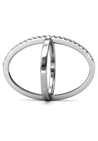 Due anelli intrecciati realizzati in argento lucido. Un anello presenta un bordo texturizzato con piccoli accenti rotondi. Entrambi hanno una finitura liscia.