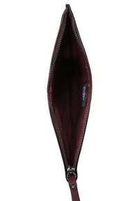 Clutch de cuero negro con un interior de tela burdeos, apertura con cremallera y una correa. Presenta una textura suave y un diseño minimalista.