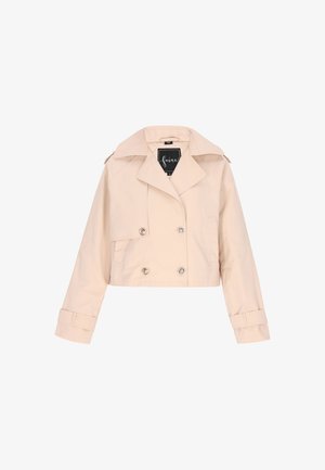Veste cropped beige clair en tissu lisse. Elle présente un devant croisé, des revers larges et des accents de boutons sur les manches.