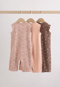 Trois grenouillères sans manches côtelées pour bébés avec des motifs floraux en rose, pêche et marron suspendues sur des cintres en bois sur une tringle à vêtements.