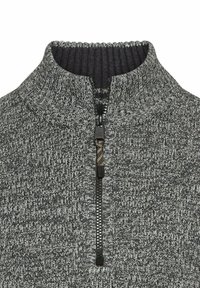 Close-up af grå strikket sweater med sort halvlynlås og høj ribstrikket krave.