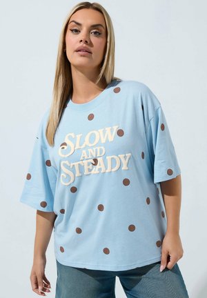 Yours Clothing, PLUS SIZE CASUAL TOPS - T-shirt imprimé - baby blue