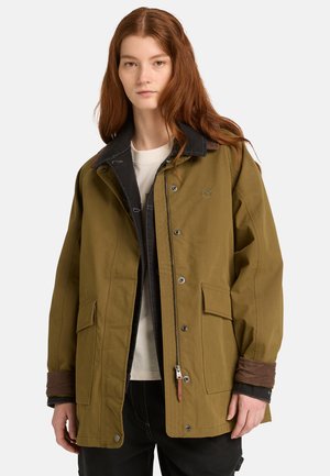 Kurtka oliwkowozielona z warstwowym projektem, z czarnym kołnierzem, dwoma przednimi kieszeniami oraz brązowymi, prążkowanymi wykończeniami na mankietach.