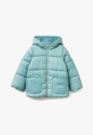 Chaqueta de plumas azul claro con capucha, que cuenta con un cierre frontal, dos grandes bolsillos de parche y un patrón acolchado en la tela.