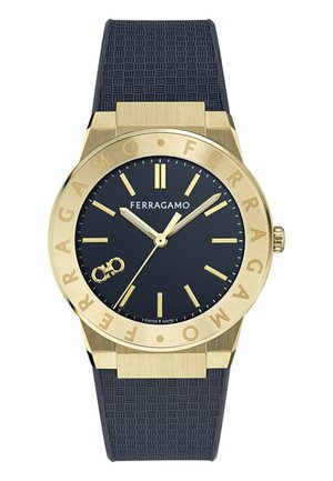 Złocony zegarek Ferragamo na nadgarstek z czarnym teksturowanym paskiem, czarną tarczą, złotymi indeksami godzin, wskazówkami oraz logo, z małym symbolem nieskończoności.