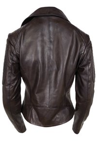 Braune Leder-Motorradjacke mit tailliertem Design, auffälligem Kragen, gesteppten Schulterakzenten und einer glatten, polierten Textur.