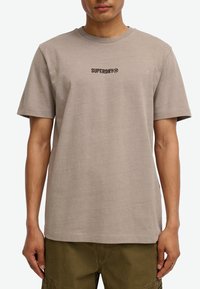 Superdry & Co MICRO LOGO GRAPHIC LOOSE - T-shirts print - deep beige slub