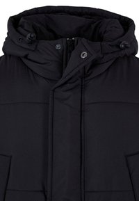 Crna podstavljena jakna s visokim ovratnikom i podešivom kapuljačom sa vezicom. Ima prednji patentni zatvarač i zavrtnje, kao i bočne džepove.