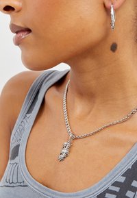 Ed Hardy DEATH BEFORE DISHONOR DAGGER PENDANT NECKLACE UNISEX - Necklace - silver-coloured