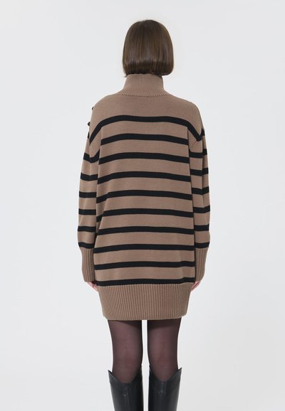 Brązowy i czarny w paski oversize'owy sweter z wysokim kołnierzem, prążkowanymi mankietami i dołem, wykonany z dzianiny, z luźno dopasowanymi rękawami.