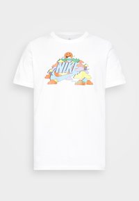 Camiseta blanca de algodón con un diseño gráfico colorido que incluye el texto "Nike", nubes, un sol sonriente y árboles, todo en tonos pastel.