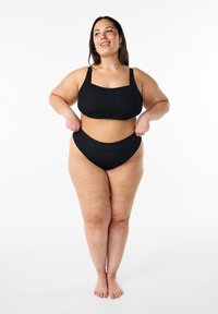 Zwarte geribde bikini set met een top met vierkante hals en dikke bandjes, en een hoog opgesneden broekje. Gladde textuur, minimalistisch ontwerp.