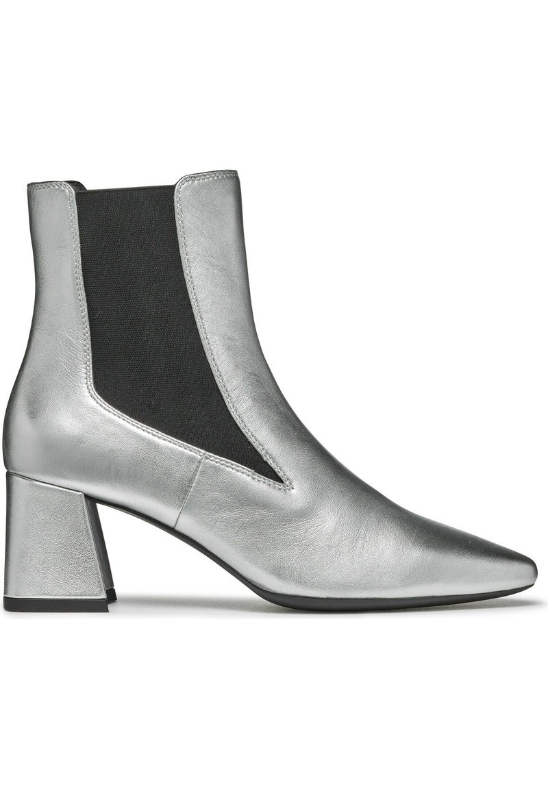 Silberner Knöchelstiefel mit spitzem Zeh und Blockabsatz. Mit elastischen Seitenpaneelen und einer glatten Lederausführung. Schwarzer Akzent am Knöchel.