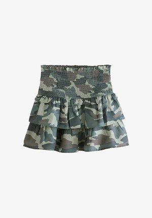 Kamouflage-mönstrad, flerlagrad kjol med smockad midja, som har tre volanglager i dämpade gröna och grå toner. Lättviktsmaterial.