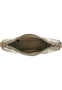 Porte-monnaie beige texturé avec fermeture éclair, doté d'une doublure intérieure lisse et de deux petites poches à l'intérieur pour une meilleure organisation.