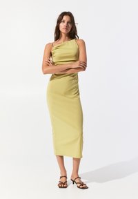 PULL&BEAR ASYMMETRIC - MIDI - Fodralklänning - yellow