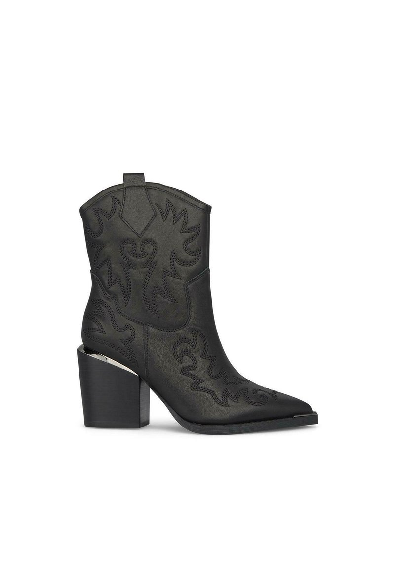 Botas de cuero negro hasta el tobillo con punta afilada, costuras detalladas y un tacón grueso con un acento plateado en el costado.