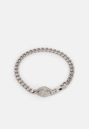 Bracelet en chaîne argentée avec des maillons entrelacés, dotée d'un fermoir décoratif en tête de lion. Fini lisse et poli.