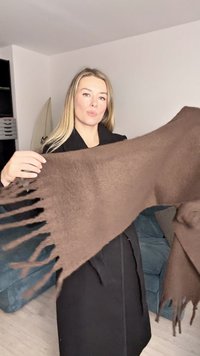 Brun uldhalstørklæde med frynser, blød tekstur, stort rektangulært format, vist holdt i hænderne mod en lys baggrund.