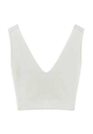 Brassière blanche côtelée avec un décolleté en V profond, de larges bretelles et une finition sans coutures. Texture douce avec une coupe ajustée.