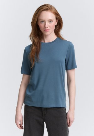 T-shirt bleu à manches courtes en tissu doux, avec un col rond, une coupe décontractée et un discret détail de couture le long de l'ourlet.