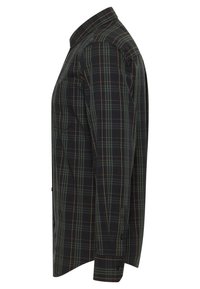 Schwarzes und grünes Flanellhemd mit langen Ärmeln, einem Knopfkragen und kontrastierenden orangen Linien. Das Material wirkt glatt und es hat eine klassische Passform.