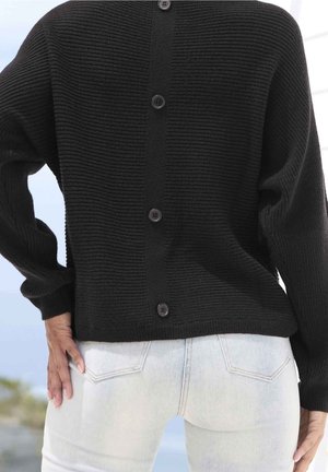 Zwarte, gestructureerde gebreide trui met een ronde zoom en lange mouwen. Heeft een verticale rij van zes zwarte knopen langs de achterkant.