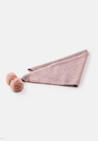 Bufanda triangular rosa hecha de un tejido suave, con dos pompones de felpa en la base y una pequeña etiqueta de cuero en un lado.