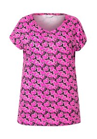 Top de manga corta rosa con escote en forma de barco, patrón repetido de corazones y mariposas, fabricado en un tejido suave y ligero.