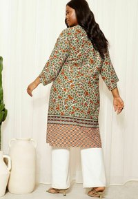Curves Like These REGULAR FIT - Lehká bunda - brown