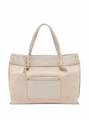 Bolso beige texturizado con asas dobles, detalle de cadena dorada, bolsillo frontal y logo A|X grabado en el borde superior.