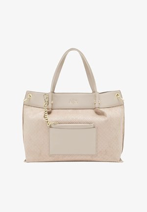 Bolso beige texturizado con asas dobles, detalle de cadena dorada, bolsillo frontal y logo A|X grabado en el borde superior.