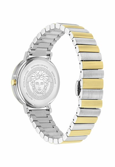 Fond de montre avec tête de Méduse gravée, boîtier en acier inoxydable et bracelet bicolore argent et or, fabrication suisse avec cristal de saphir.