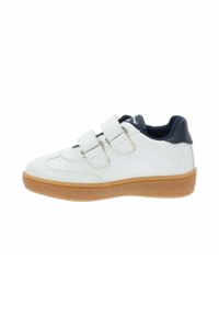 Sneaker sintetico bianco con accenti blu navy, doppie cinghie in velcro, punta rotonda e suola in gomma naturale. Texture liscia con dettagli di cucitura.