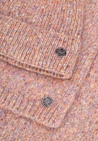 Zestaw dzianinowy z wełny: szalik i czapka w pastelowym różu z subtelnymi, wielobarwnymi cętkami. Charakteryzuje się teksturowaną tkaniną i ozdobnymi metalowymi guzikami.