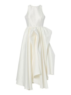 Robe en satin blanc avec un design sans manches, dotée d'un corsage ajusté et d'une jupe volumineuse drapée avec un ourlet asymétrique.