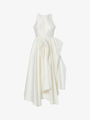 Biała satynowa sukienka bez rękawów, z dopasowanym gorsetem i obszerna, drapowana spódnicą o asymetrycznym dole.