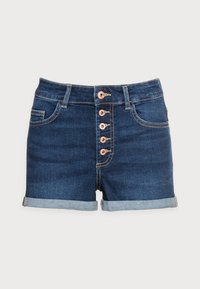 Mörkblå denimshorts med fem kopparknappar, uppvikt fåll, framfickor och bältesl loops på en ljus bakgrund.