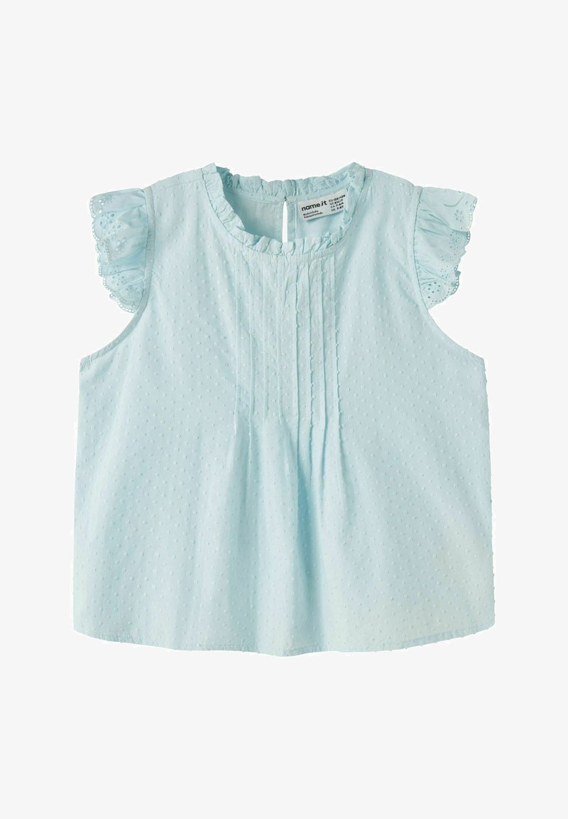 Blouse bébé sans manches bleu clair avec pois texturés, manches courtes volantées et détails plissés à l'avant.