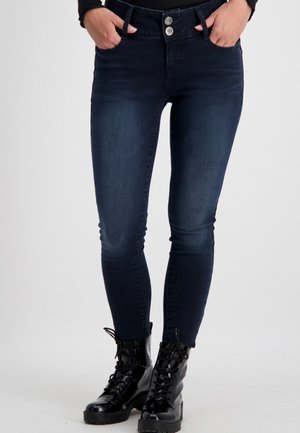 Moeilijke donderblauwe denim jeans met een hoge tailleband, twee voorkeppen, metalen knoopsluitingen en een gladde textuur.