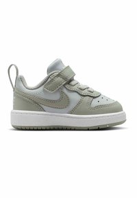 Sneaker per bambino piccolo grigio chiaro e bianco con chiusura in velcro, linguetta sul tallone, lacci e logo Nike sul lato.