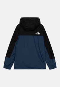 Chaqueta con capucha de cuerpo azul marino y panel superior negro. Cuenta con puños elásticos y un logo en la parte posterior, fabricada con material ligero.